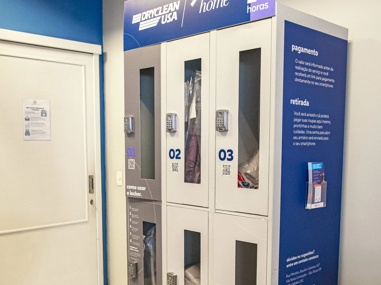 Lockers DryClean USA instalados em area comum, com painel de retirada